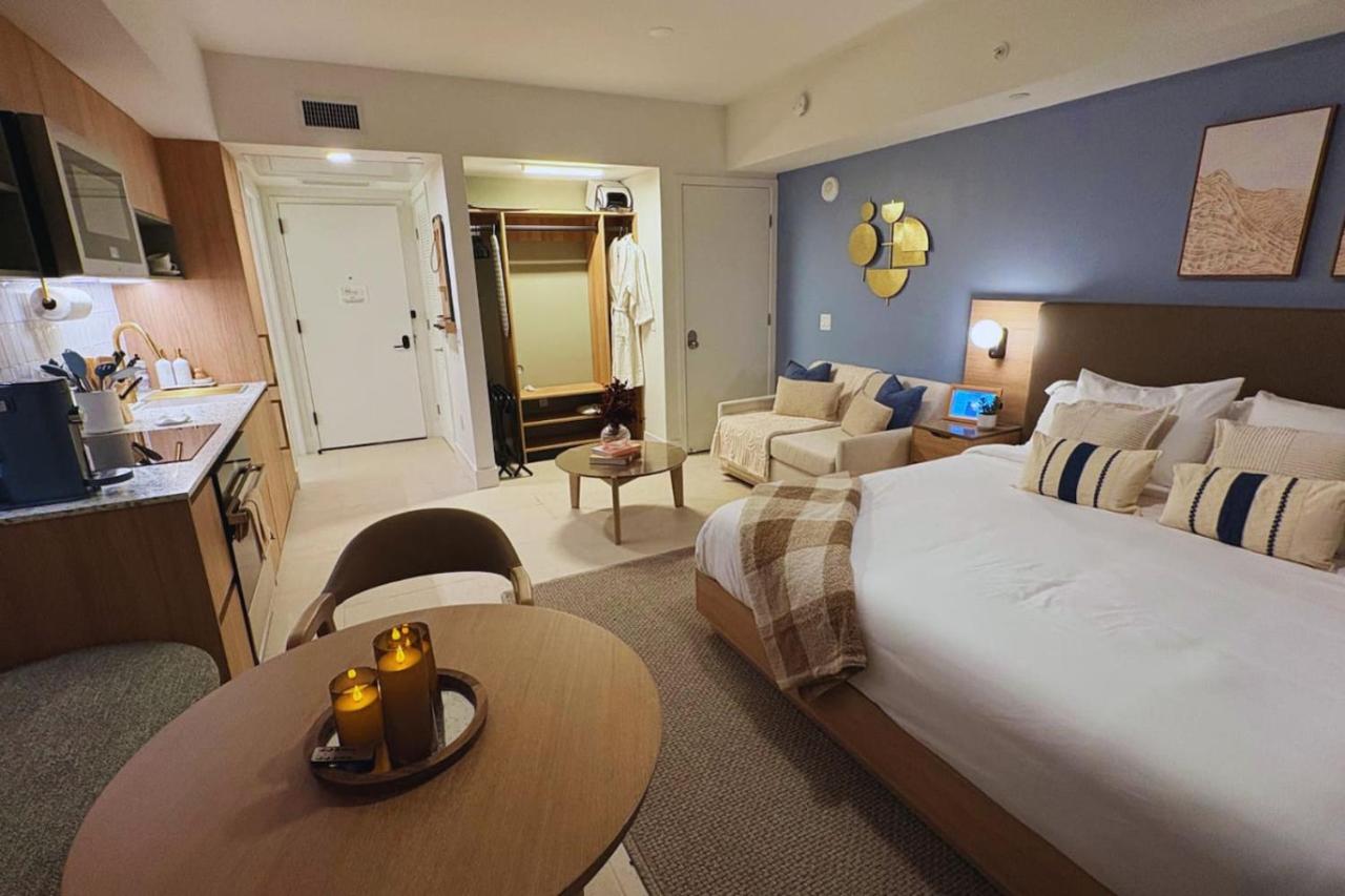 3610 Calm Blue Studio w Balcony View Pool and Gym - 2