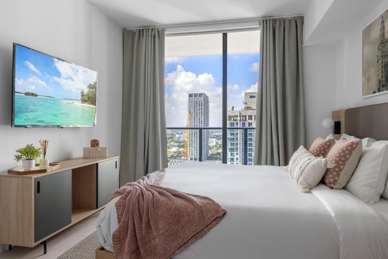 2704 Beautiful Downtown Apt with Gym Pool Spa Skyline Views and in front of Kaseya Center - 2