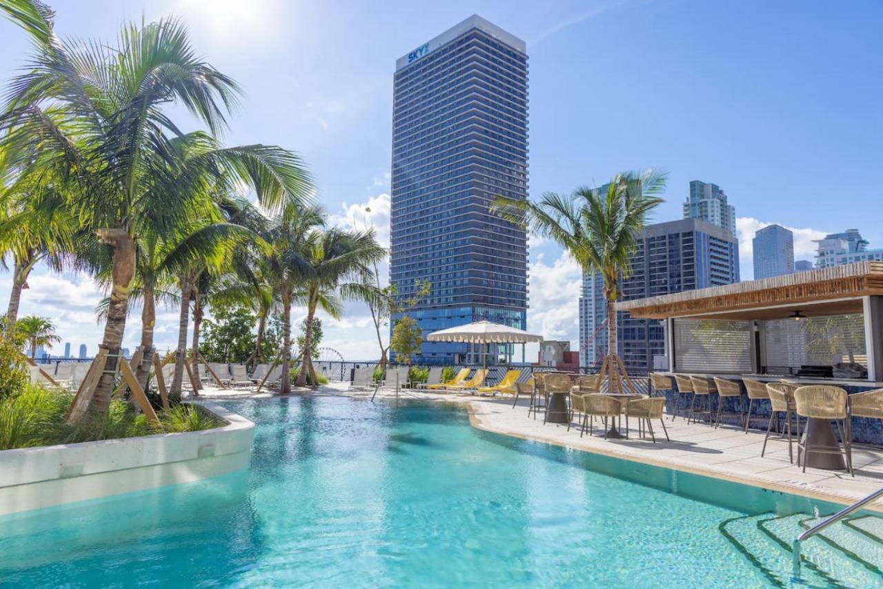 2704 Beautiful Downtown Apt with Gym Pool Spa Skyline Views and in front of Kaseya Center - 4