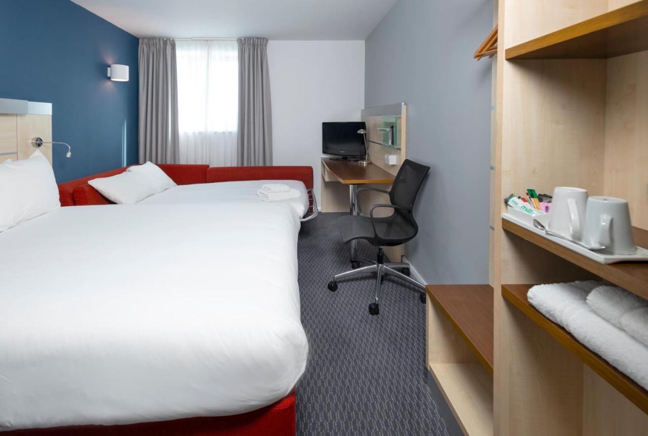 Standard King Room with Sofa Bed and Free Hot Breakfast
