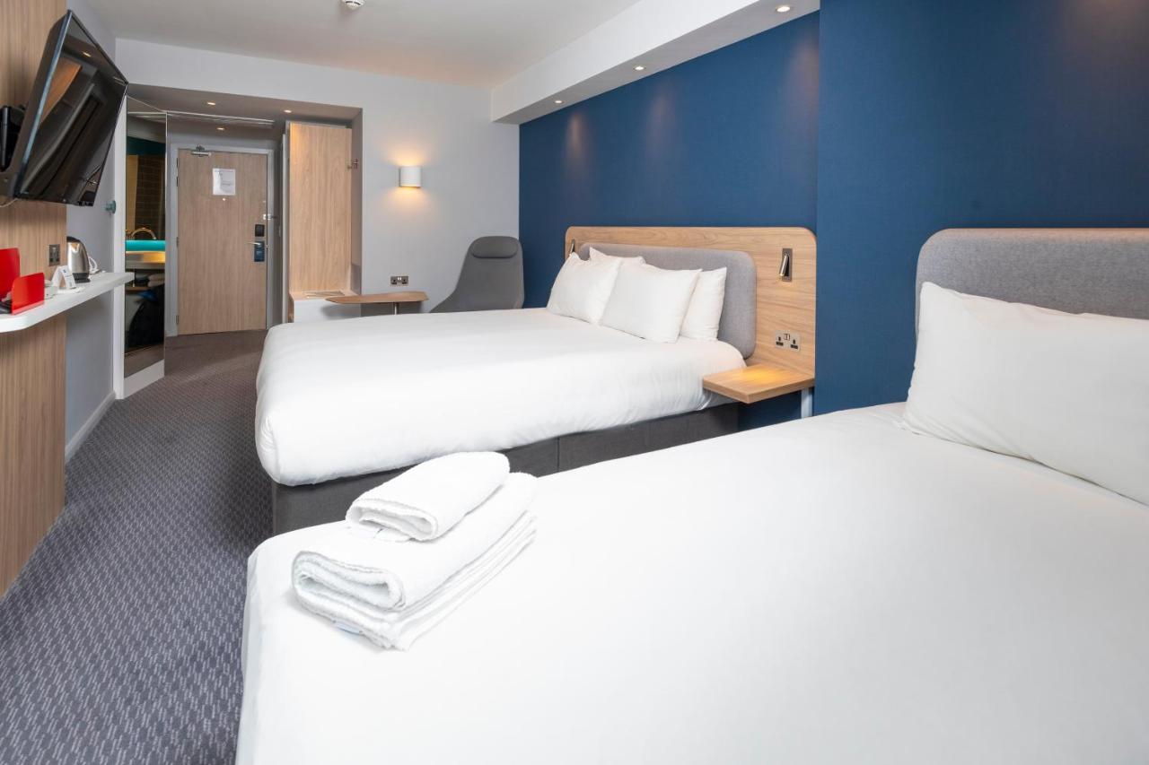 Standard Room with One King and One Single Bed - Free Hot Breakfast