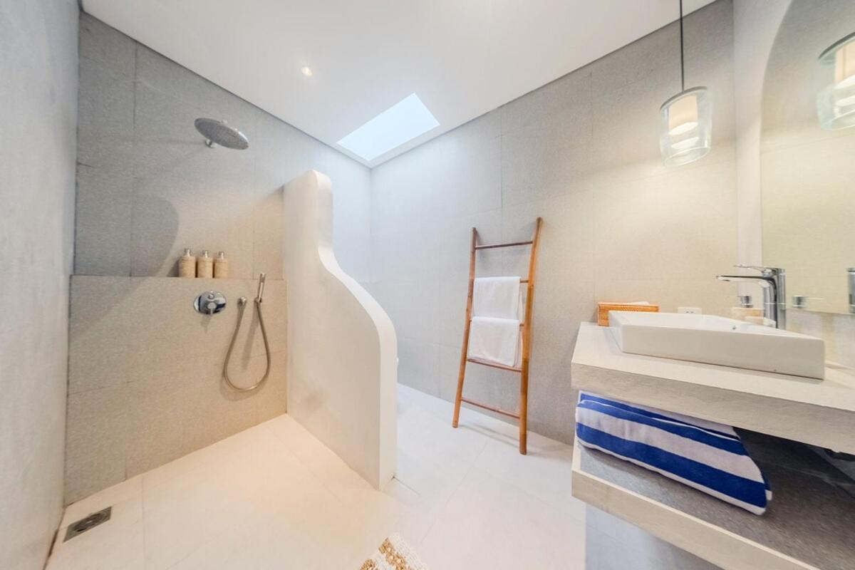 LIVING DOOR BALI - NEW Majestic Villa Canggu 8BR - 3
