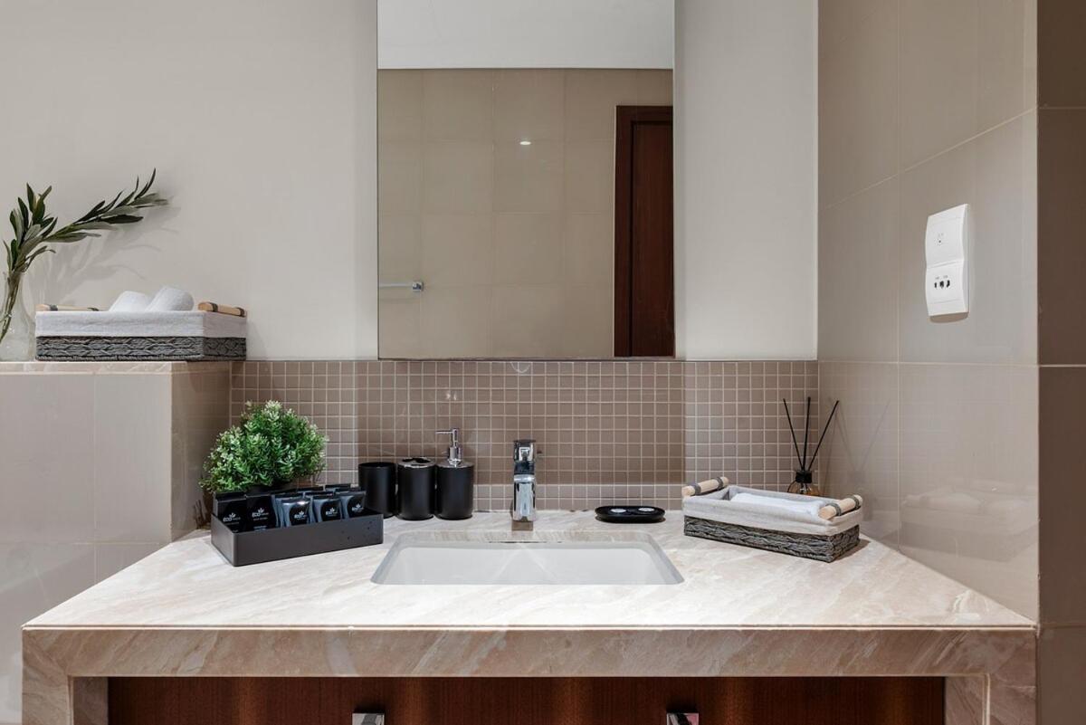 Trendy 1BR Dubai Dream with full BurjViews Above Dubai Mall - 3