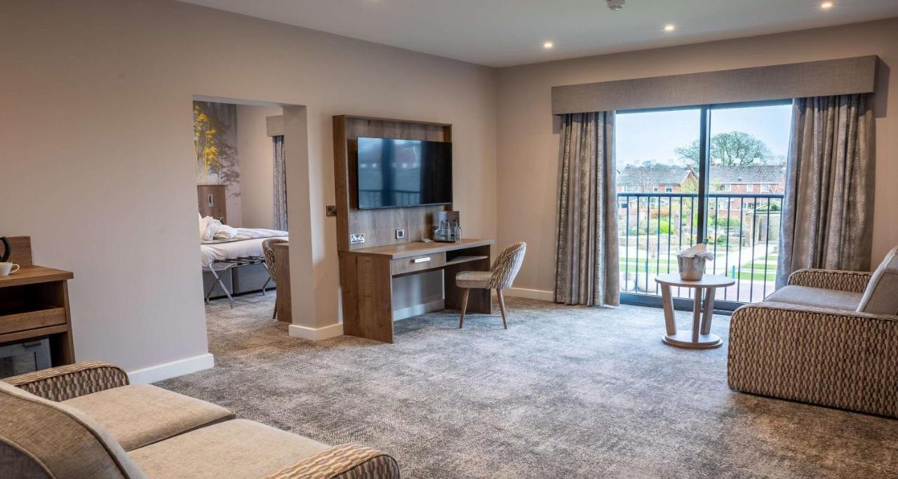 King Suite with Bath Tub and Balcony - Garden View/Non-Smoking