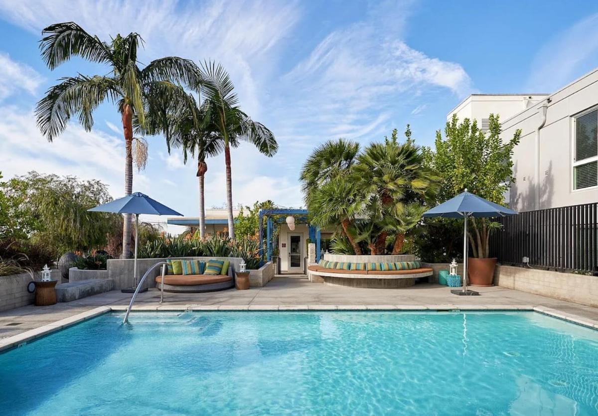 Spacious and Bright West Hollywood Pool & Gym - 4