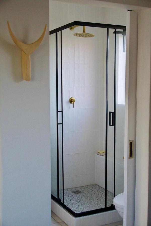 Bright, Modern Studio Apartment - 4