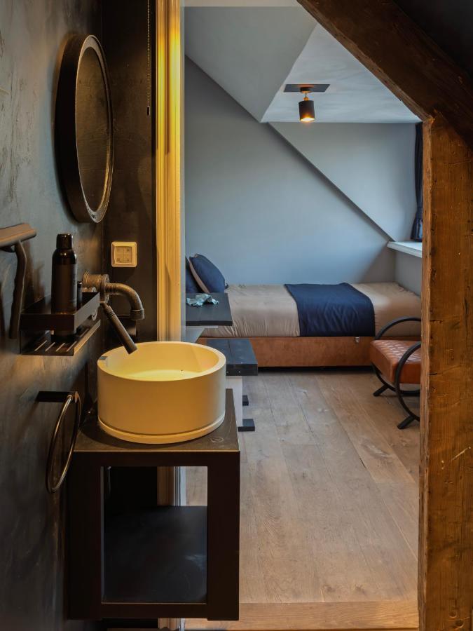 Een bed of bedden in een kamer bij Nest - luxe wellness met privé sauna in Friesland