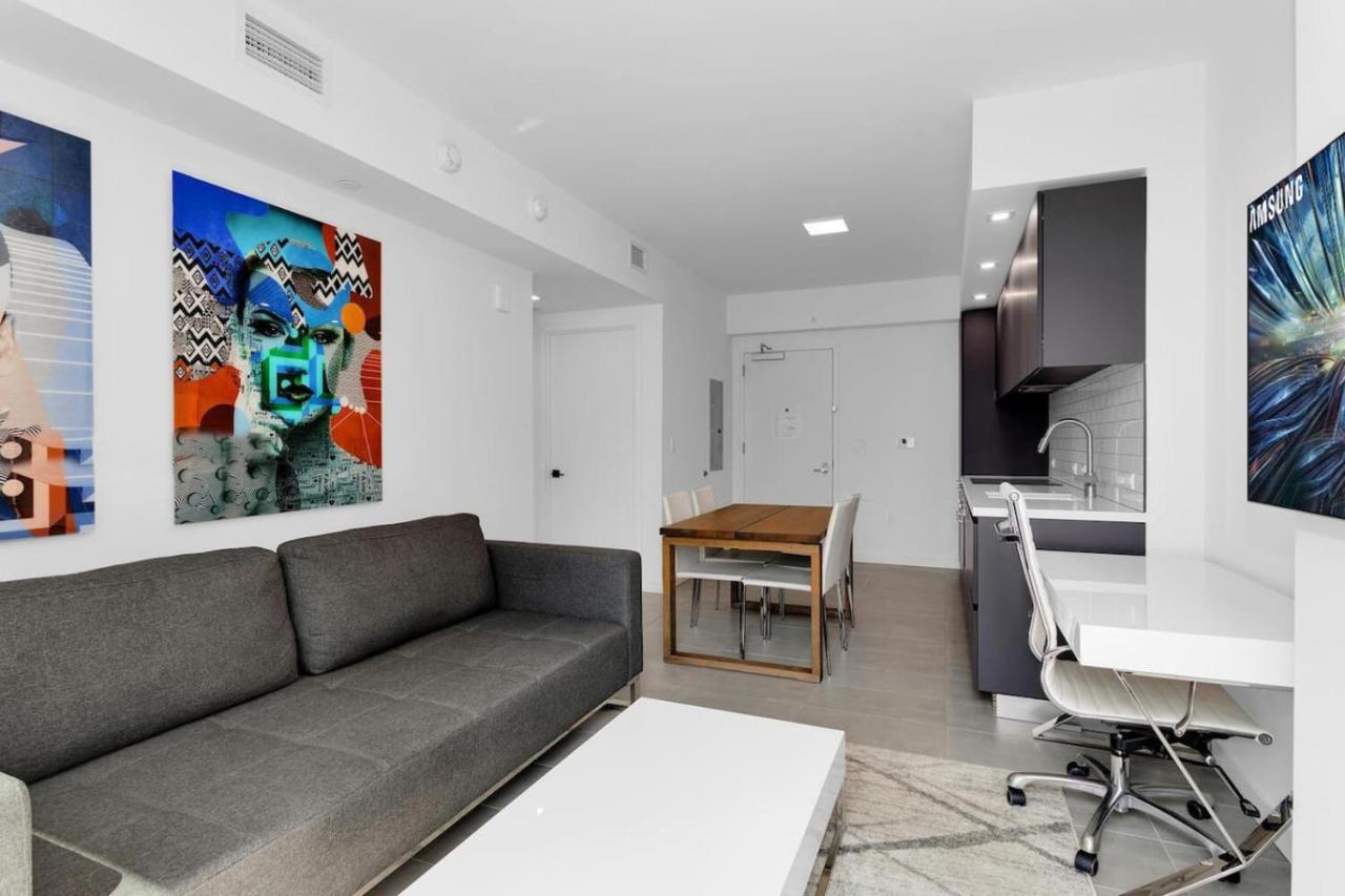 Downtown Large Stylish 1 bedroom condo Gym pool