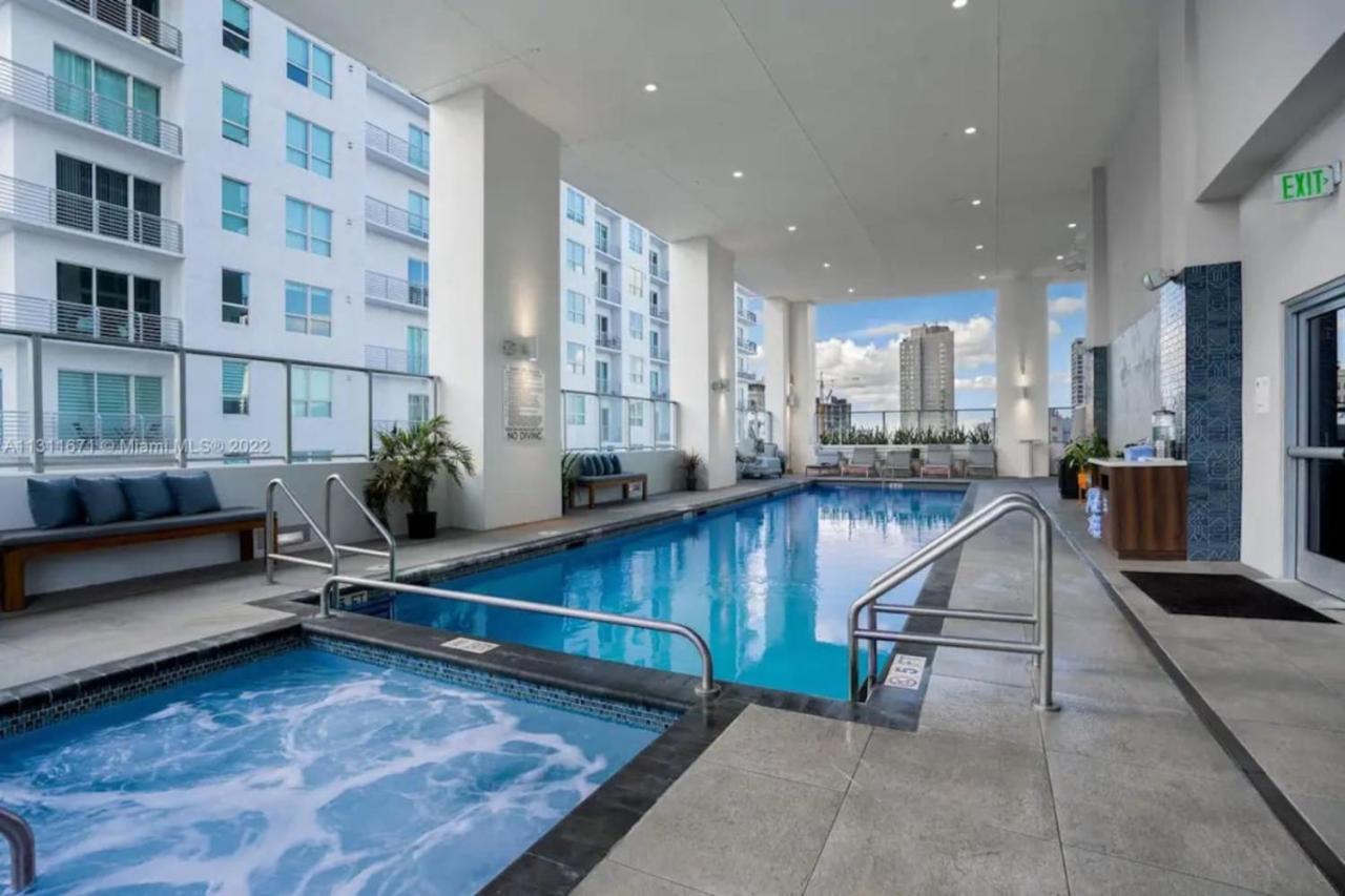 Downtown Large Stylish 1 bedroom condo Gym pool - 3