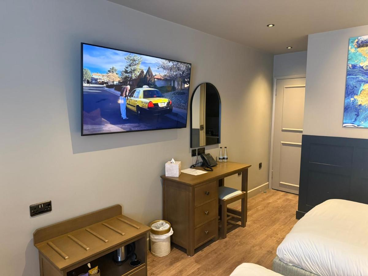 Pet Friendly Twin (Two 4ft Queen Beds)