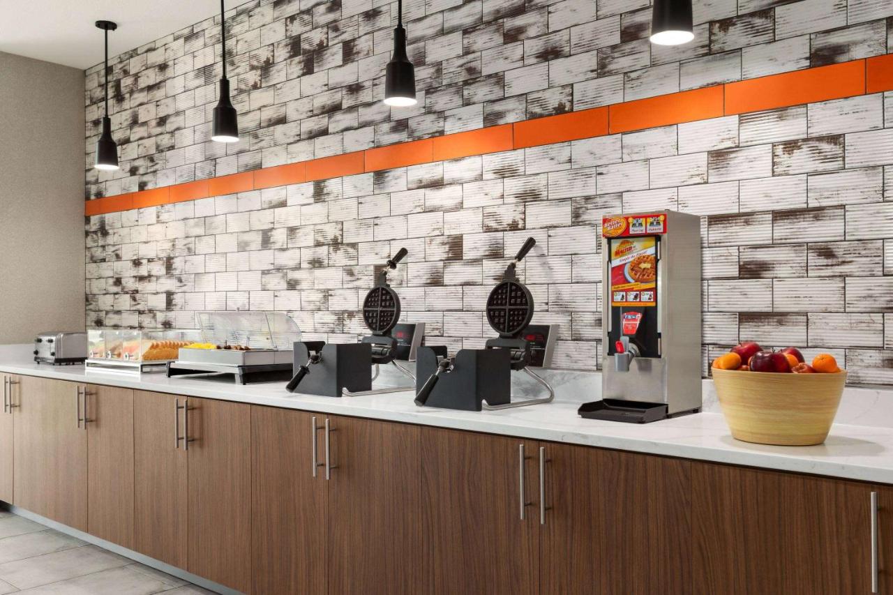 La Quinta Inn & Suites by Wyndham Austin South - 5