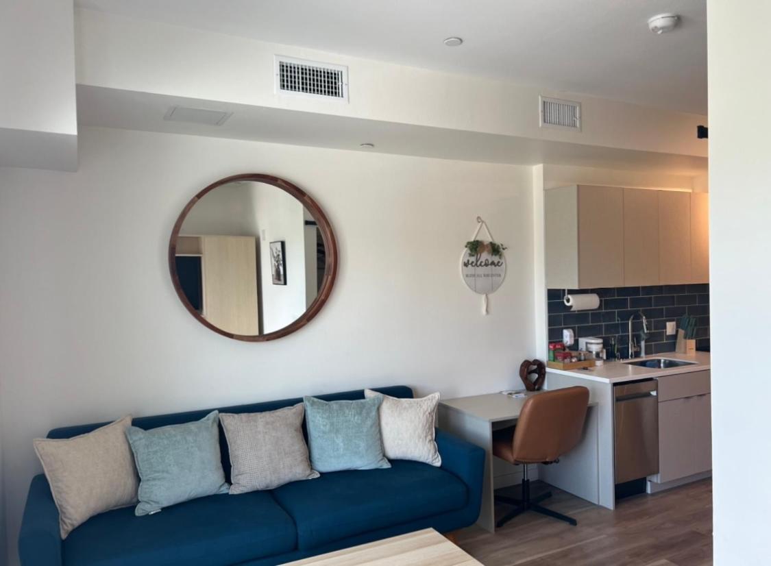 Modern Hollywood Walk of Fame Apts- Free Parking, 360 Rooftop, Pool, Gym- Centrally located - 3