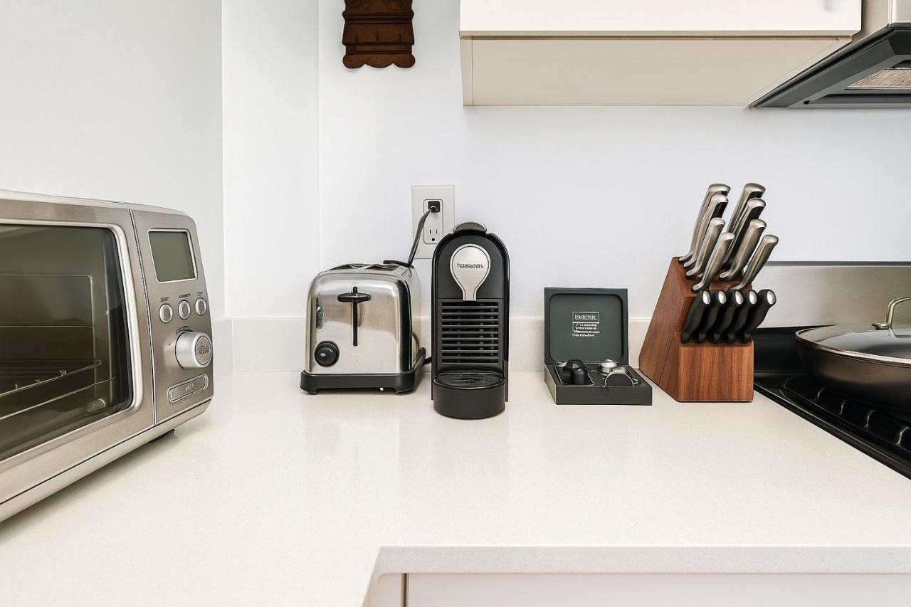 Modern Studio with Private Bathroom and Kitchen - 4