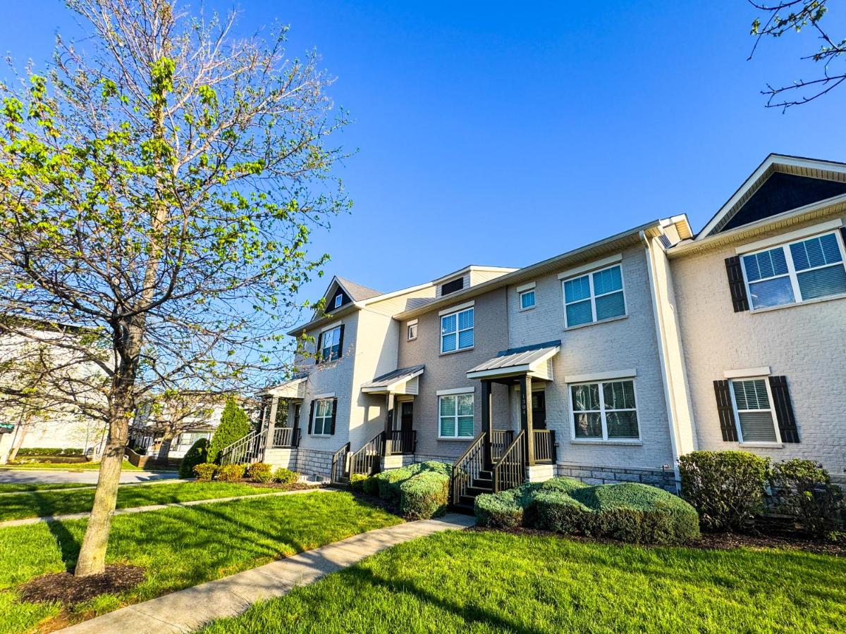 Belmont and Broadway Great for Groups - 4