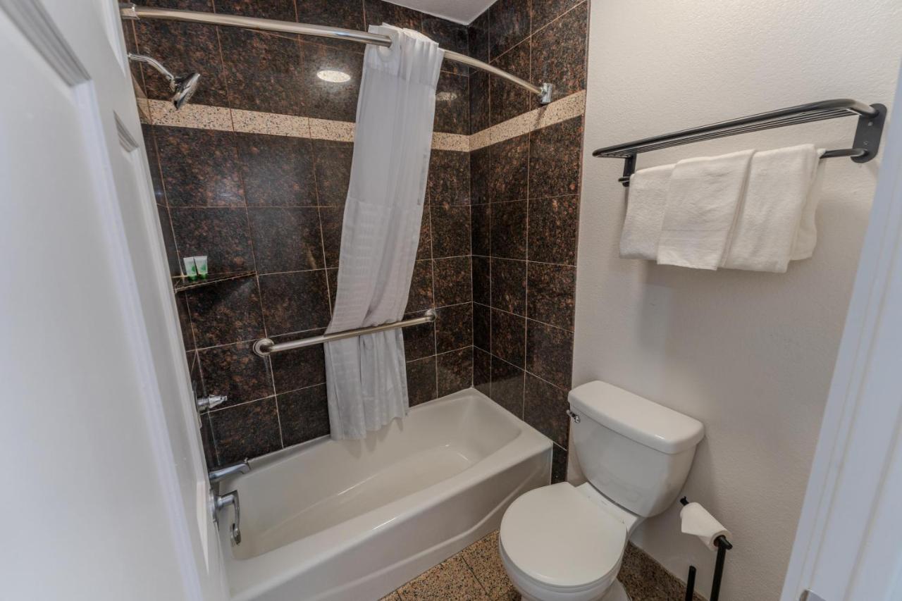 Monterey Surf Inn — photo 16