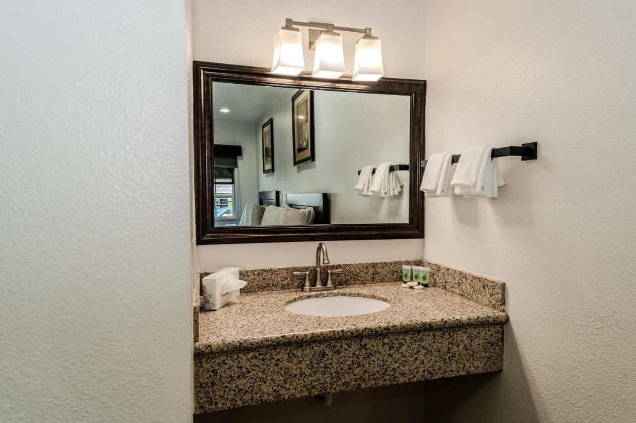 Monterey Surf Inn — photo 6