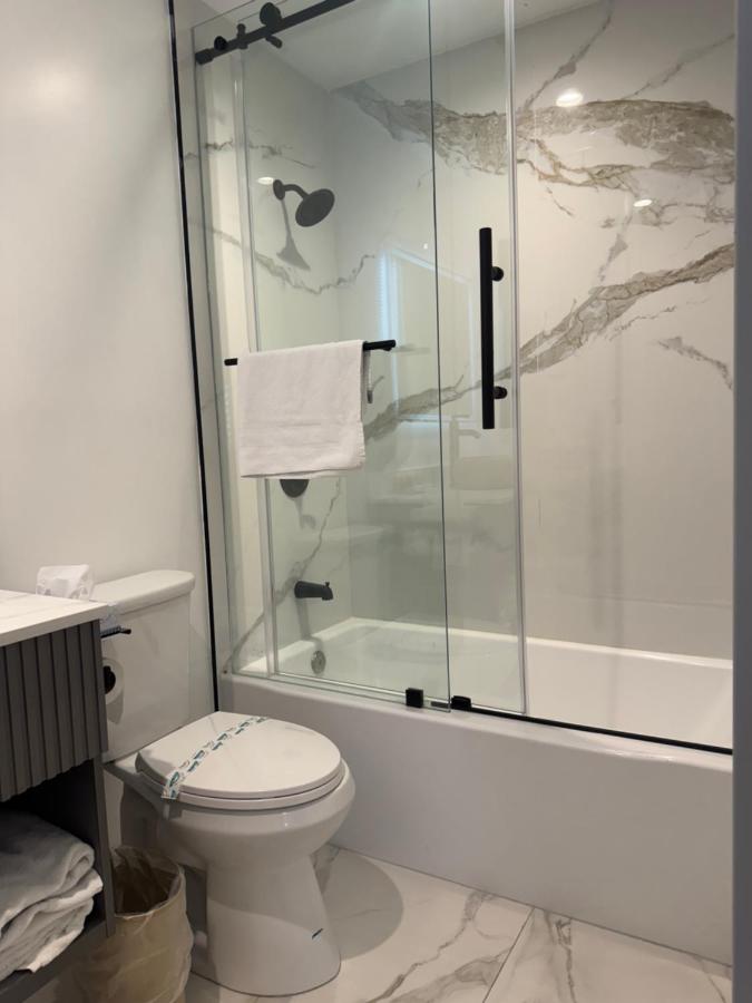 Hotel Rudra - Hollywood - 3