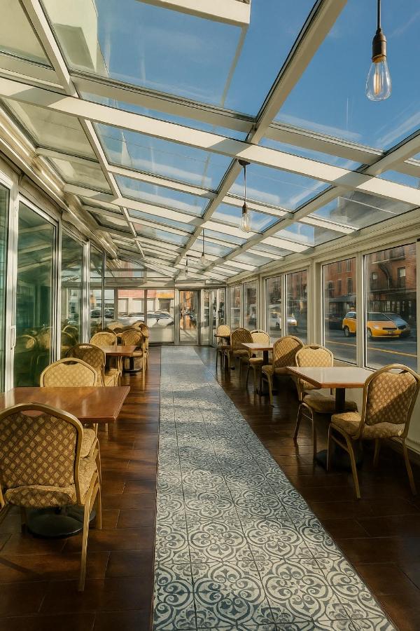 LIC Manhattan View Hotel - 4