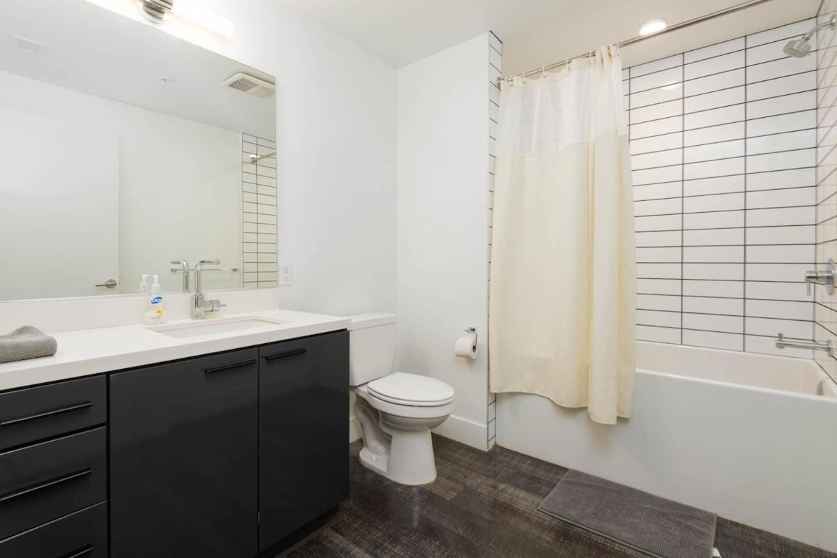 Stylish 3BR High-Rise with Pool, Hot Tub & Rooftop Views - 3