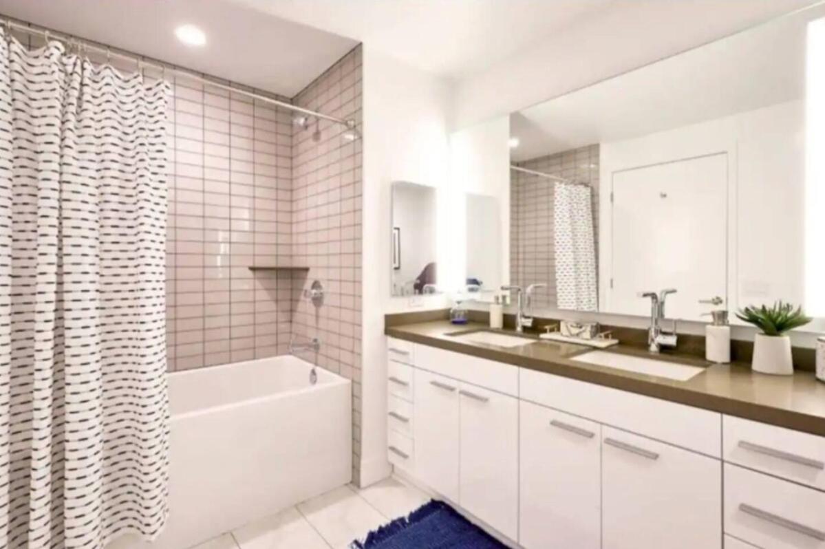 Snazzy 3 Bedroom High Rise with Pool, Hot Tub and Rooftop Deck - 3