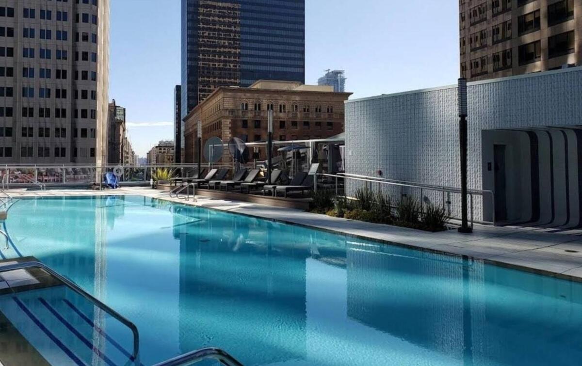 Snazzy 3 Bedroom High Rise with Pool, Hot Tub and Rooftop Deck - 4