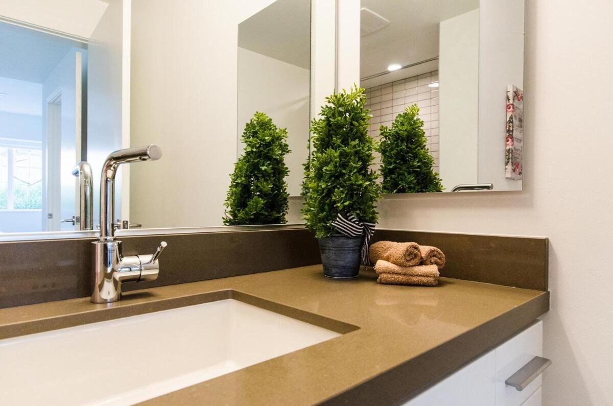 Beautiful 3 Bedroom High Rise with Pool, Hot Tub and Rooftop Views - 3