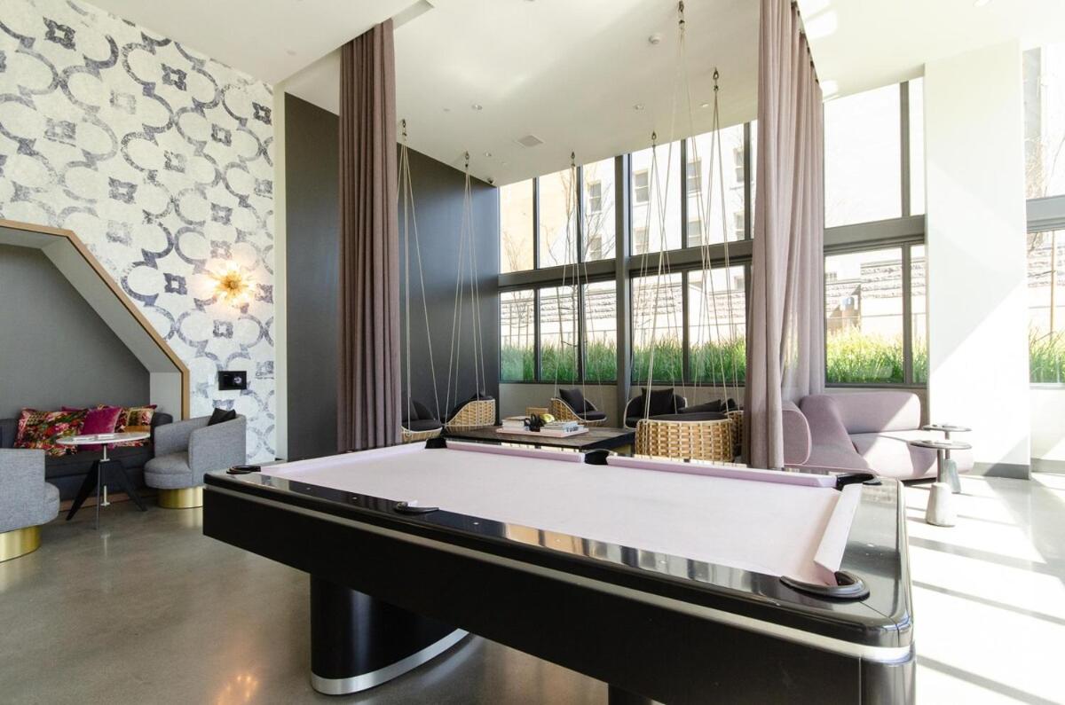 Beautiful 3 Bedroom High Rise with Pool, Hot Tub and Rooftop Views - 2