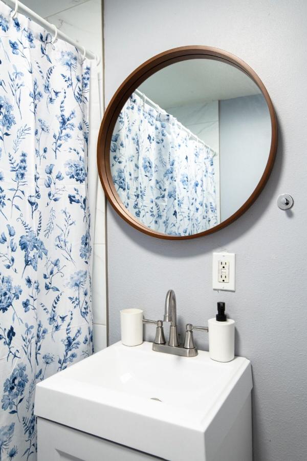 Spacious 3 Bedroom 2 Bathroom Apartment with Free Onsite Parking - 3