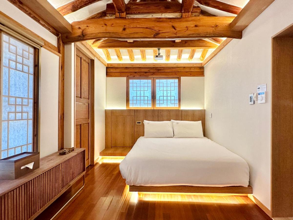 Luxury Hanok Pine Residence - 2
