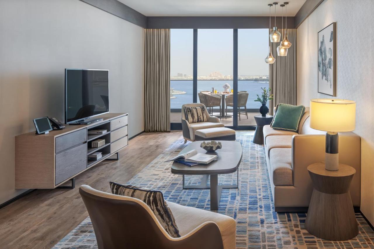 Club One Bedroom Executive Sea View Suite with Lunch & World's Highest Infinity Pool Access   