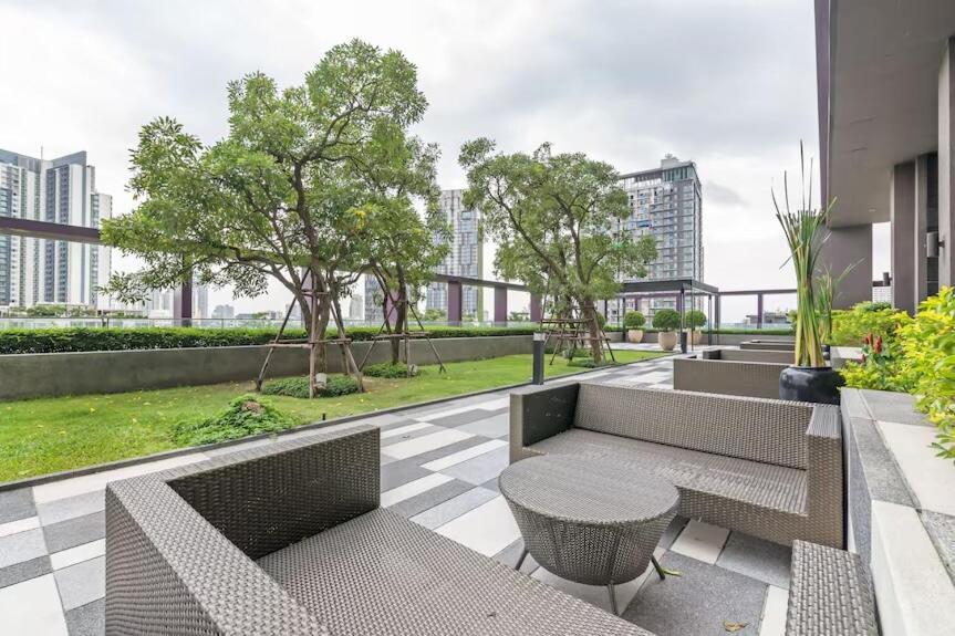 Luxury Condo Skywalk BTS Thonglor Pool Gym and Netflix - 3