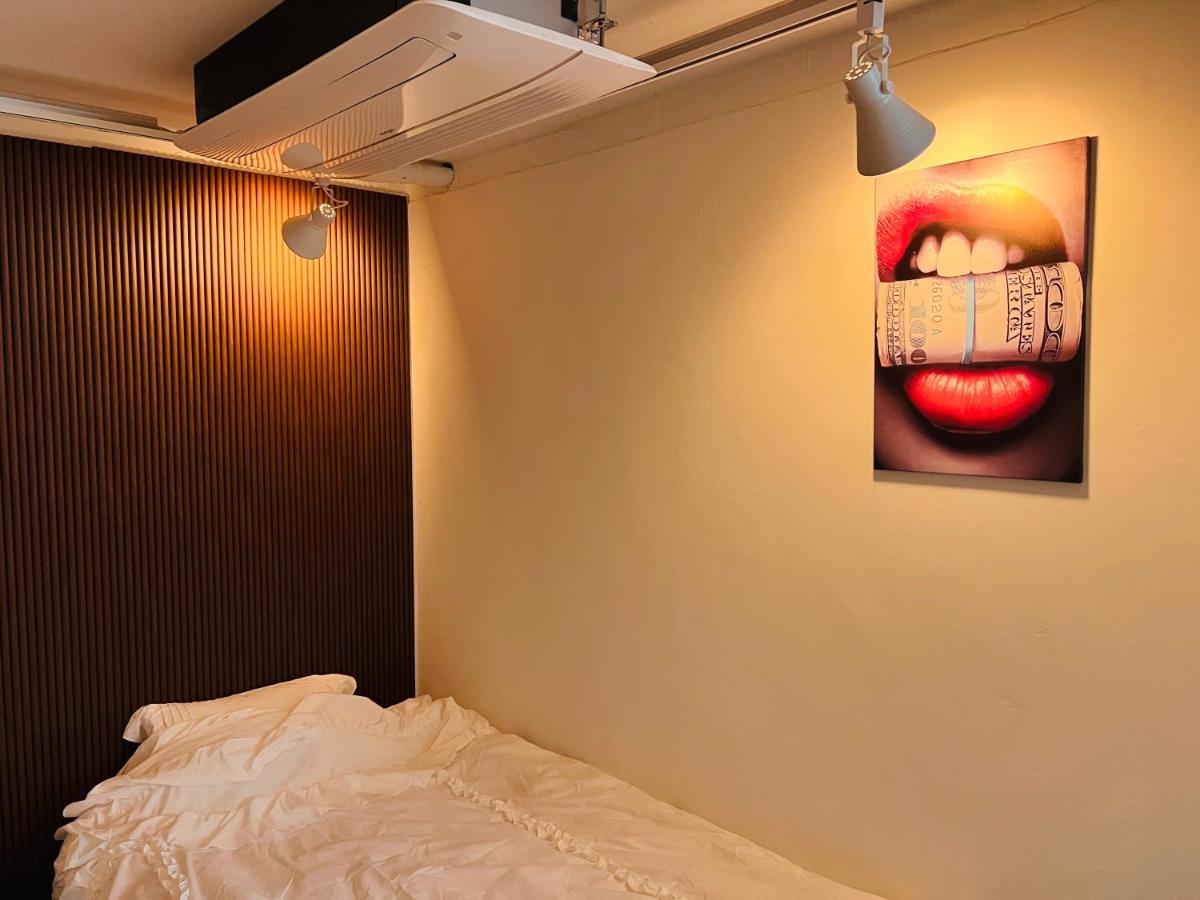 1 minute from Hongdae Entrance Station #4 beds #hotel bedding #Hongdae main street #famous restaurants #luggage storage #popular accommodation #3 rooms - 4