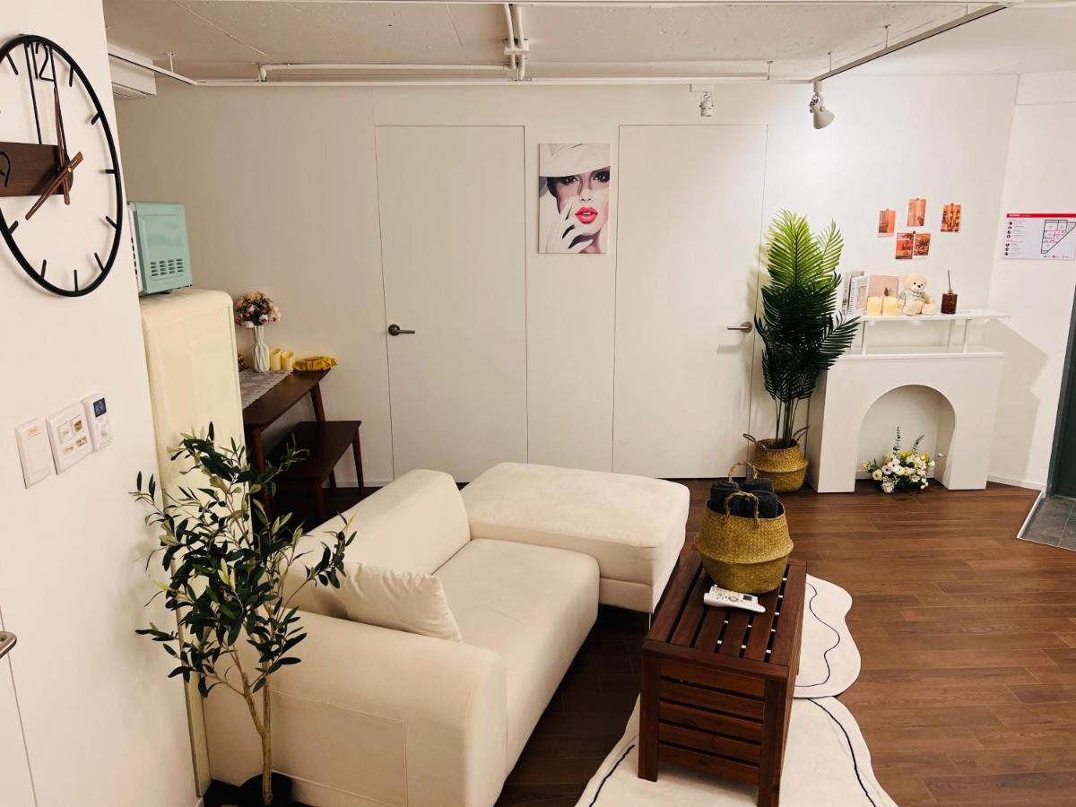 1 minute from Hongdae Entrance Station #4 beds #hotel bedding #Hongdae main street #famous restaurants #luggage storage #popular accommodation #3 rooms - 2
