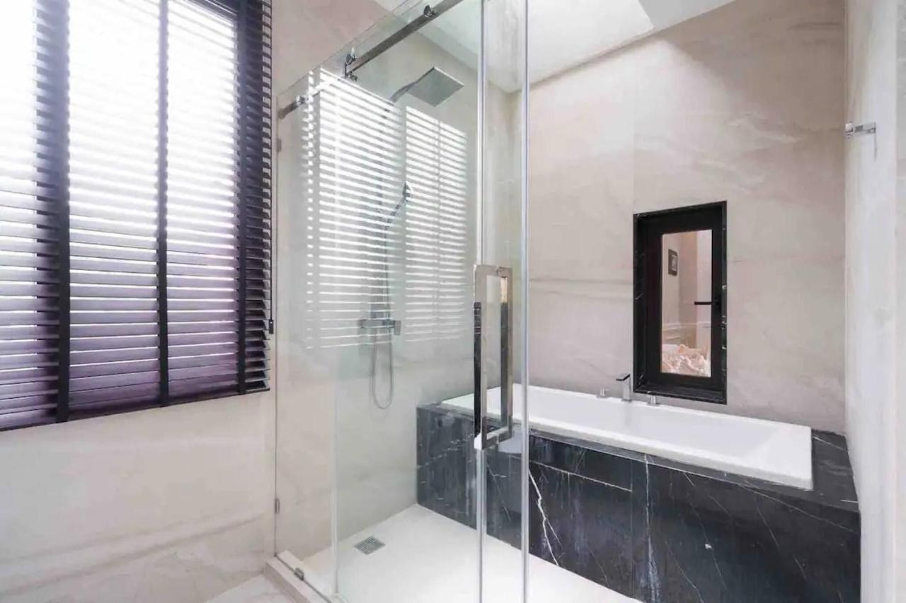 Luxury Modern Pool Jacuzzi Villa 5BR Thonglor - 4