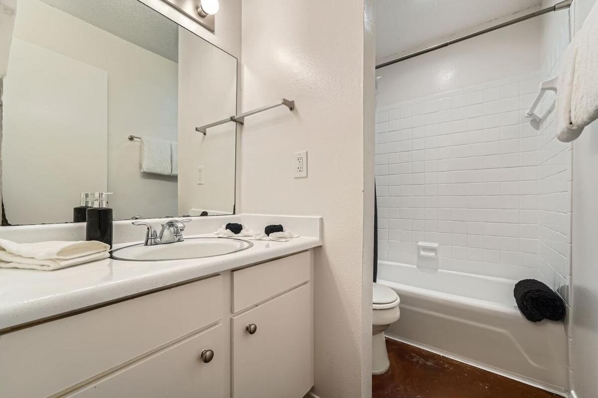 Your 2B Getaway - Steps 2 Dtwn - Sleeps 6 - Pool and Prkg - 4
