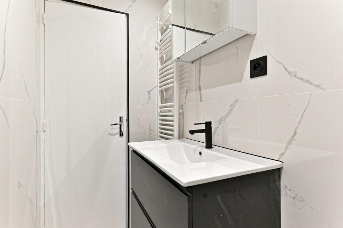 Modern Paris Moulin Rouge Apartment - 3