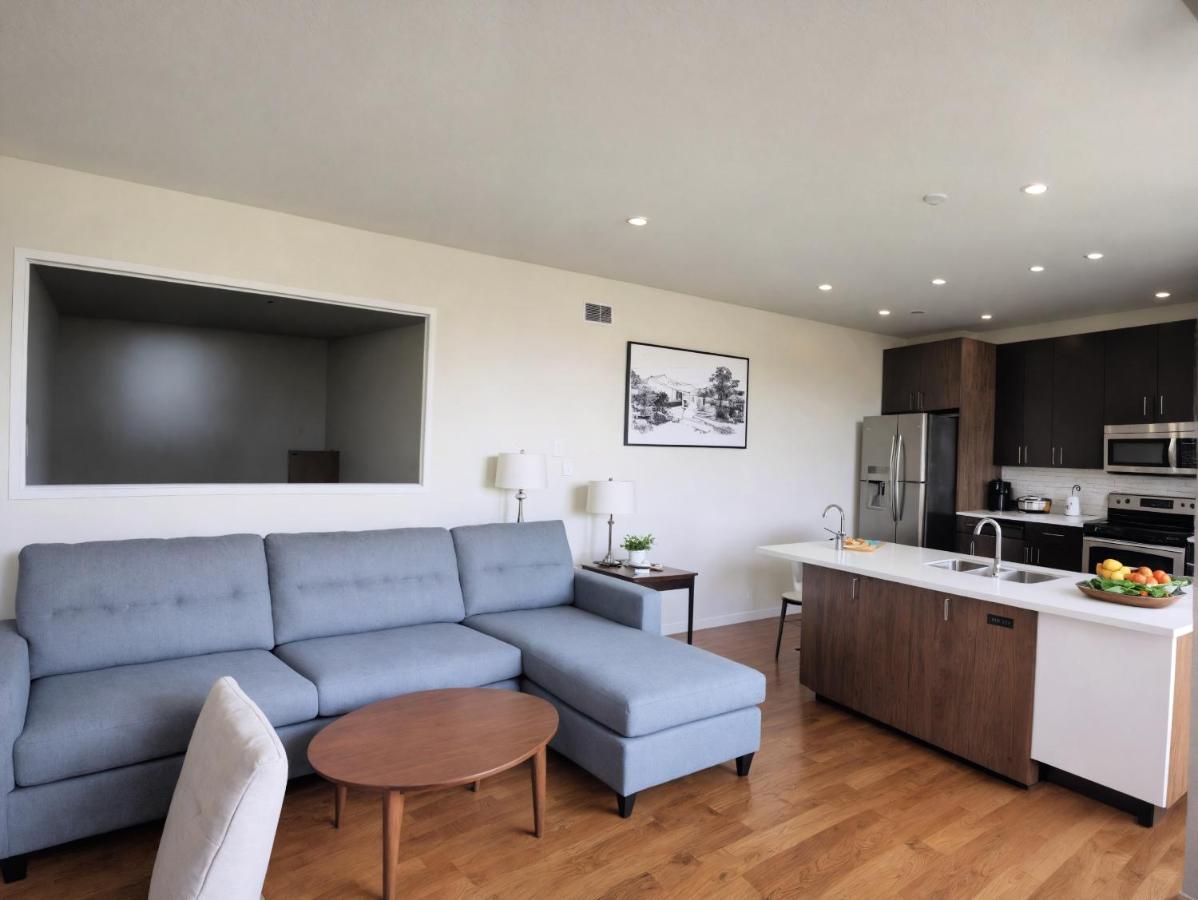 Hollywood Homes Minutes to Everything Spacious AND Free Parking — photo 16