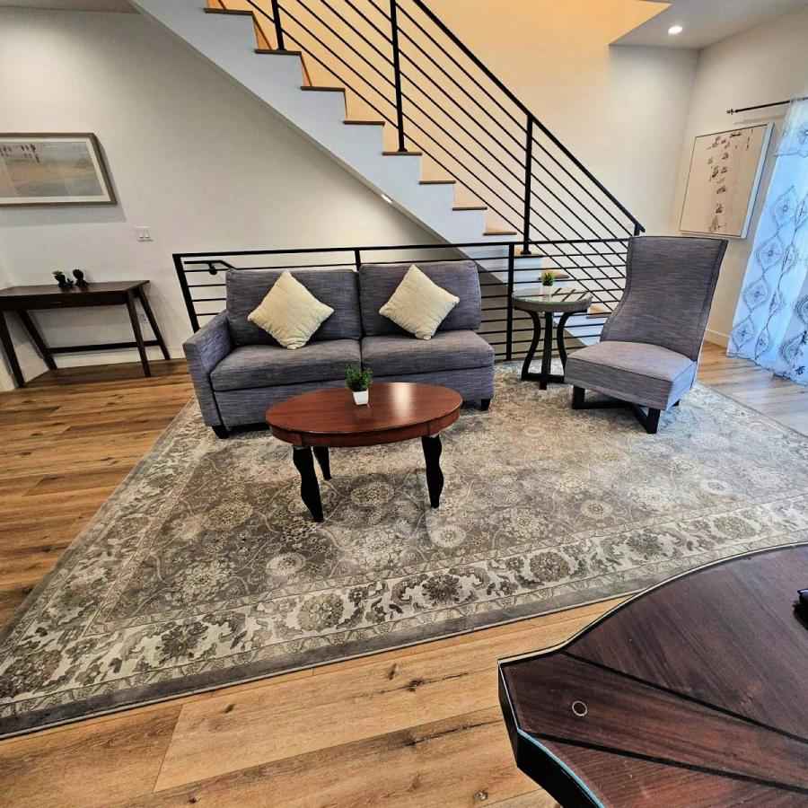 Hollywood Homes Minutes to Everything Spacious AND Free Parking — photo 9