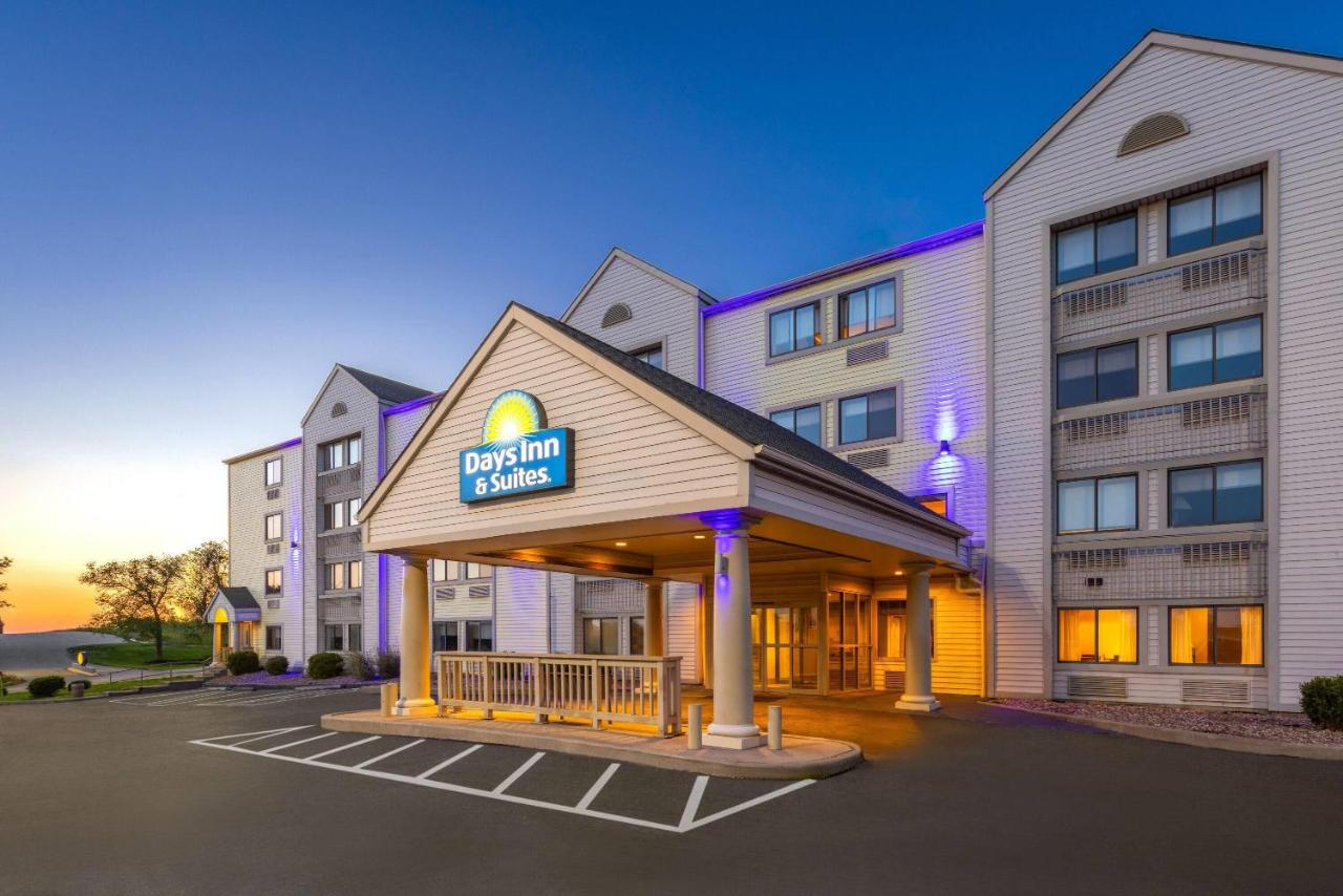 Image: Days Inn & Suites by Wyndham Kansas City South