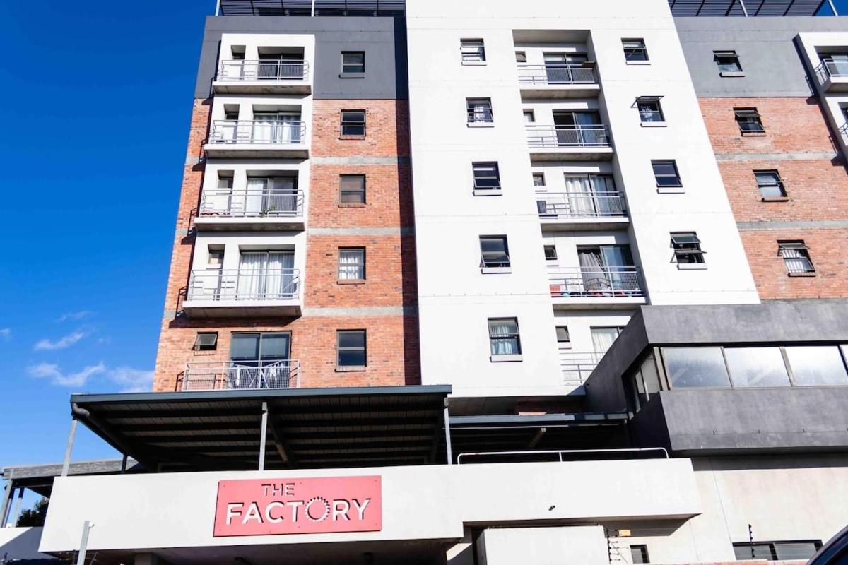 Elegant 2 bedroom apartment with Mountain Views - 3