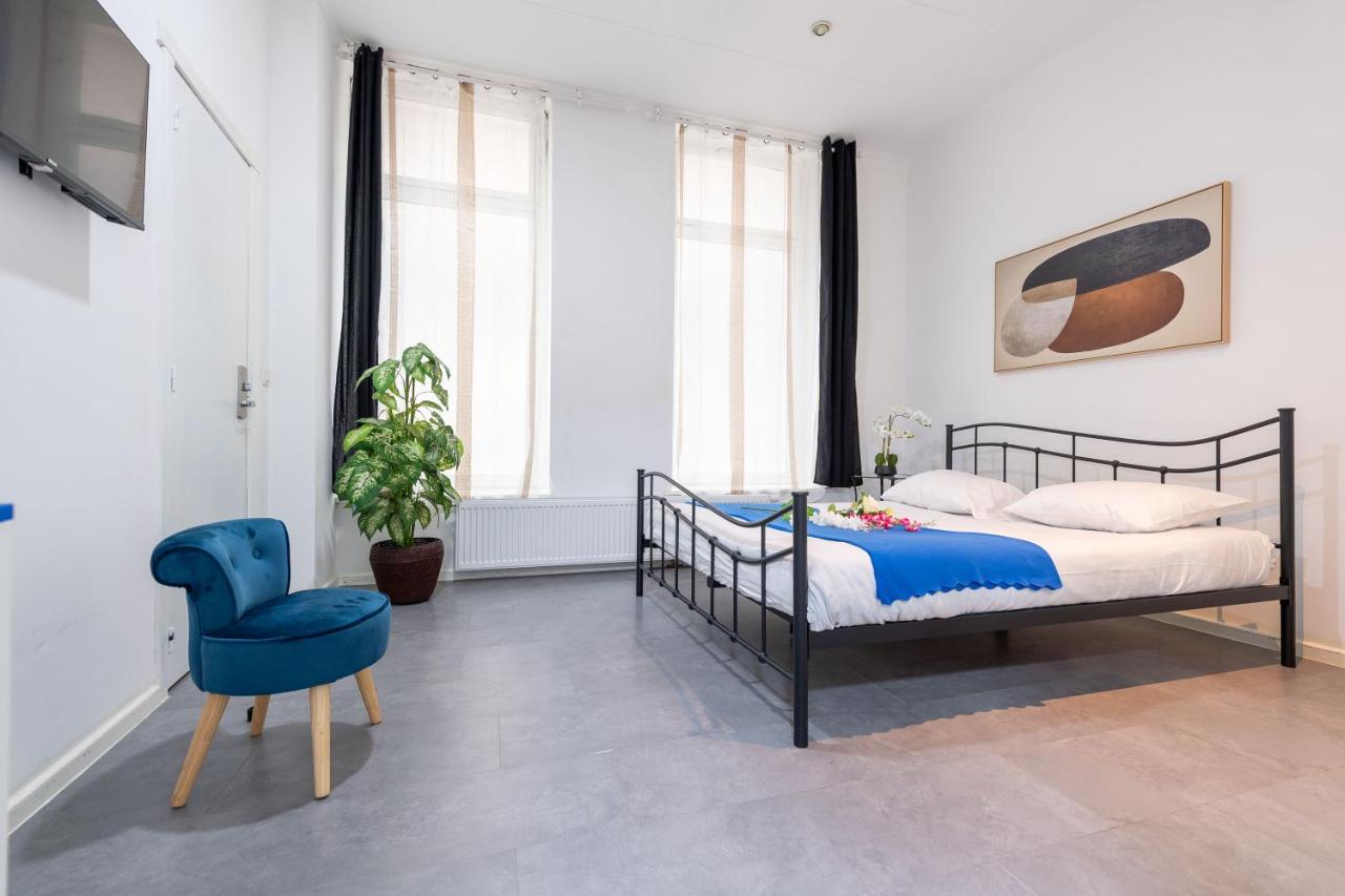 Een bed of bedden in een kamer bij Hotel Le Grand Colombier