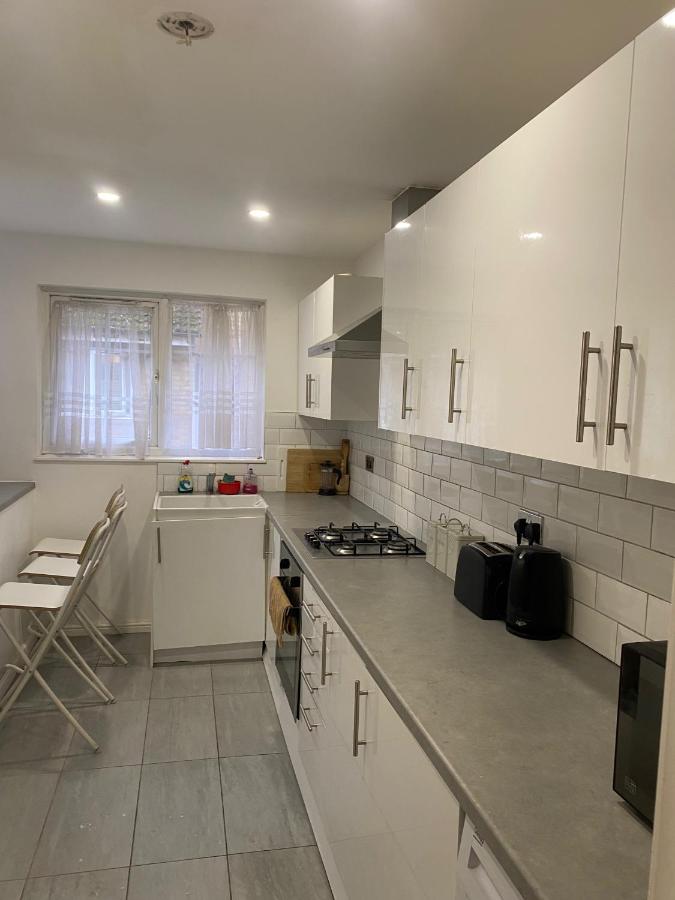 5 Bed House - Sleeps 10 - Pets - Parking - Wifi