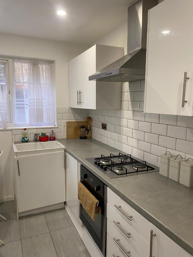 5 Bed House - Sleeps 10 - Pets - Parking - Wifi - 4