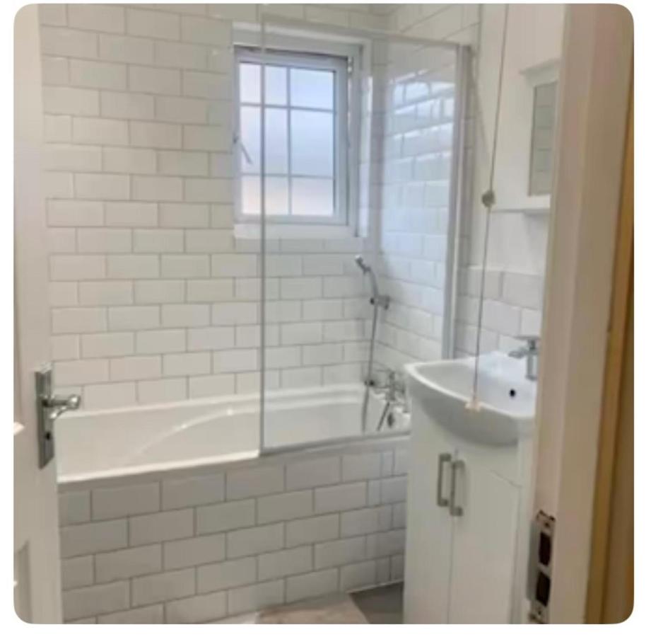 5 Bed House - Sleeps 10 - Pets - Parking - Wifi - 2