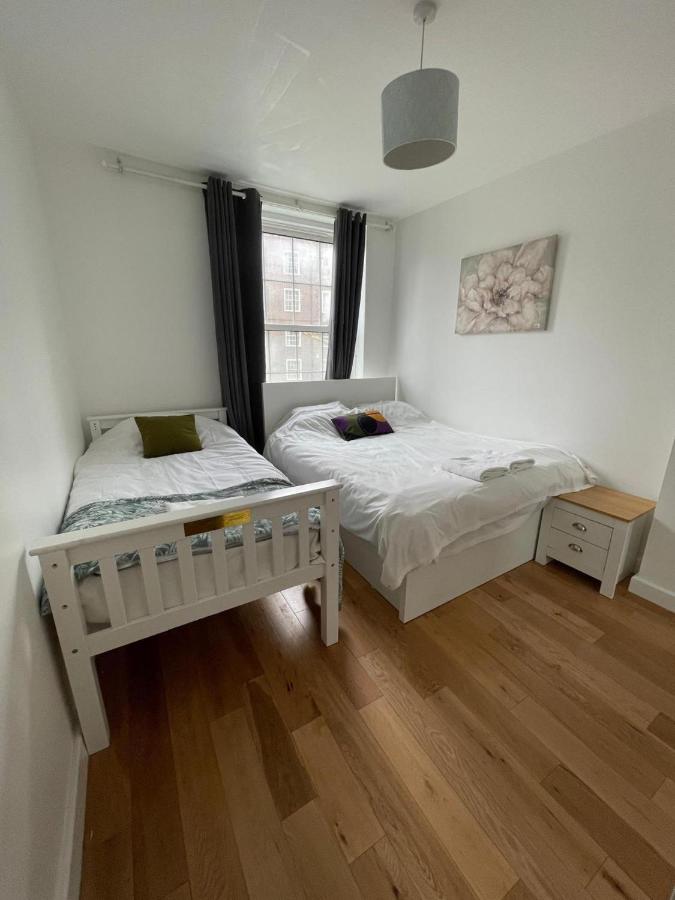 3 Bed Flat - Sleeps 6 - Parking - Wifi - 2