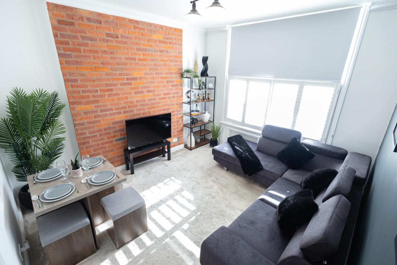 Chic 1-Bedroom Flat - 10 Min Walk to Westfield London - 2