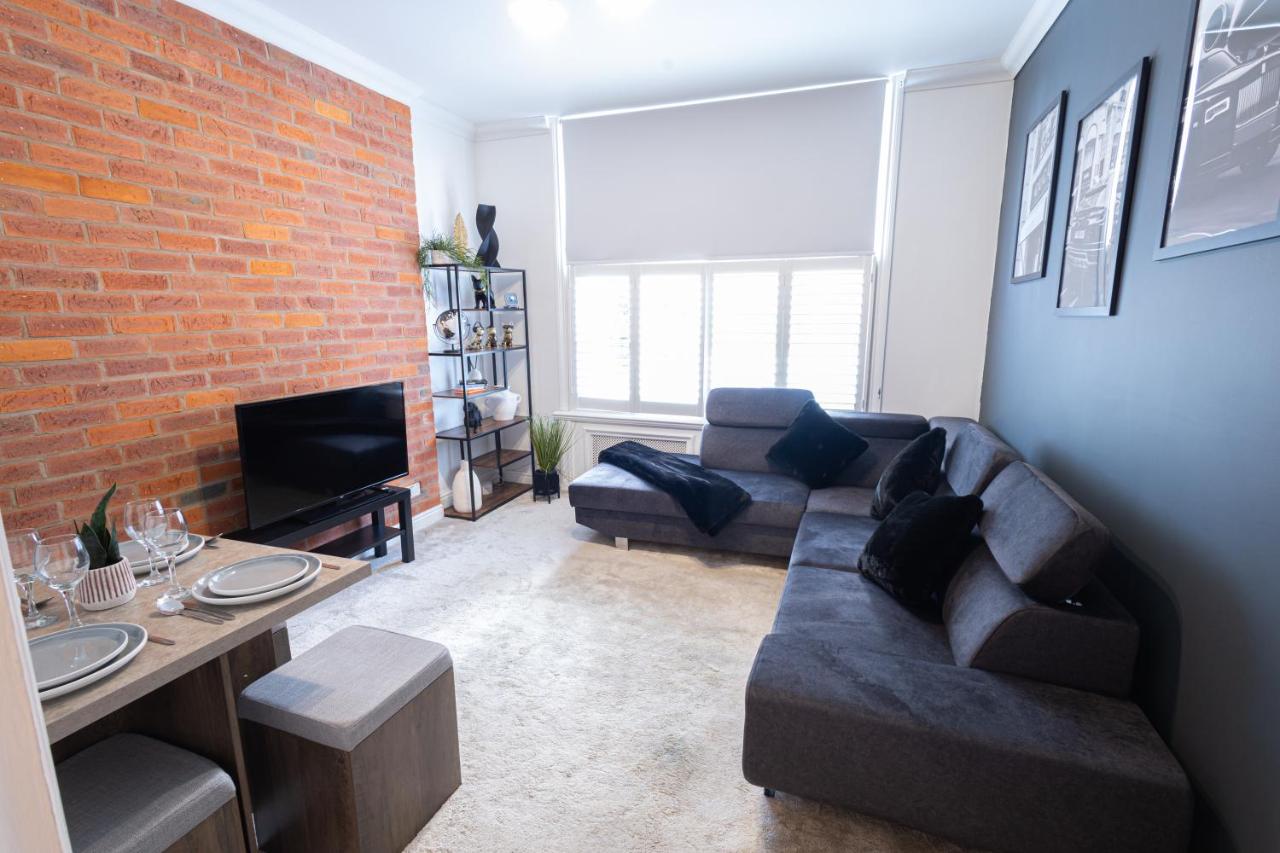 Chic 1-Bedroom Flat - 10 Min Walk to Westfield London - 4
