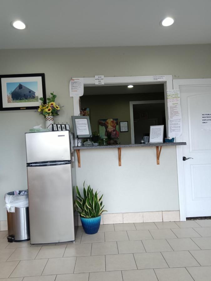 HiWay Inn Express Hotel & Suites — photo 4