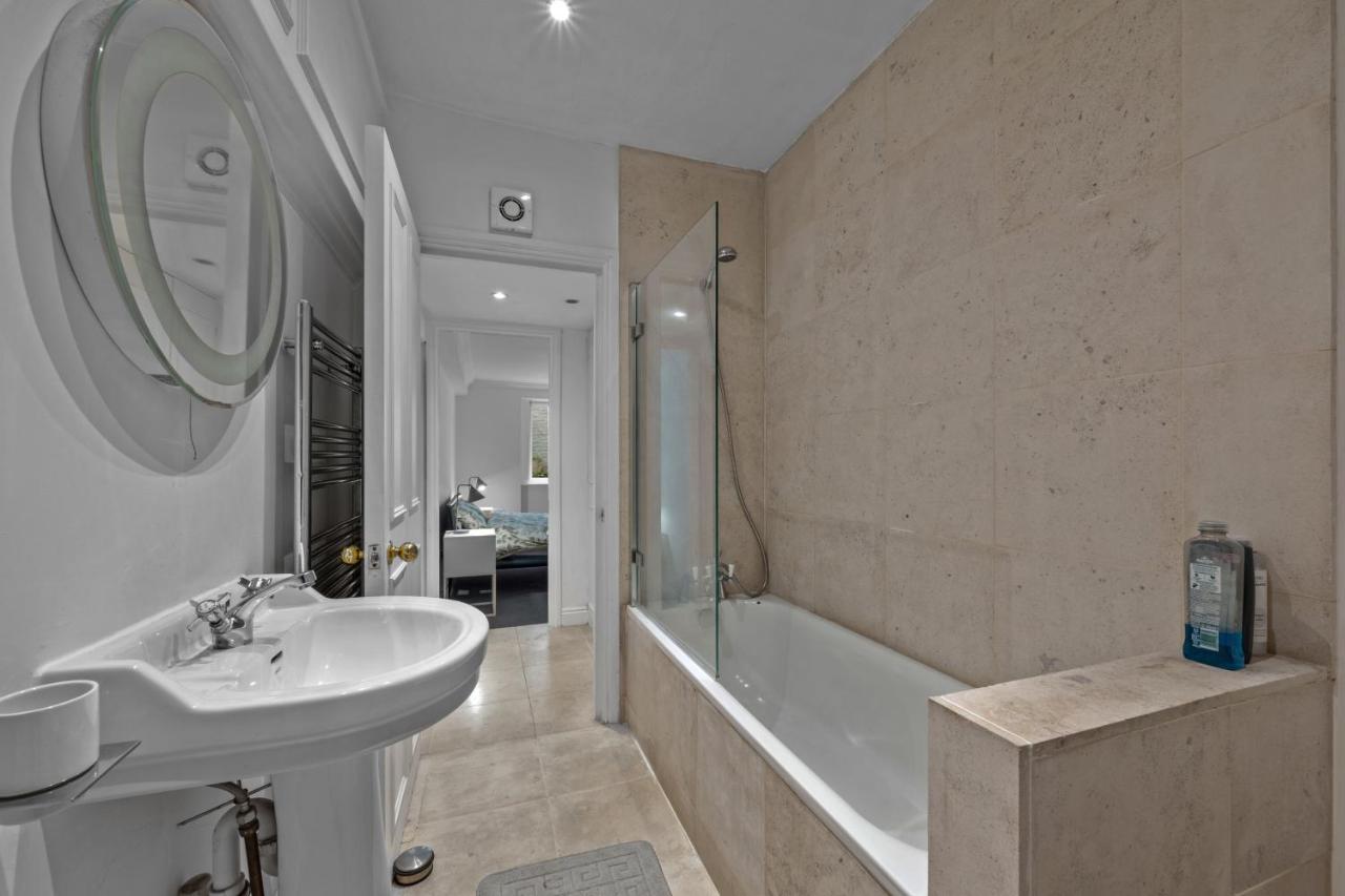 Chelsea 1-bed Flat with Patio - 3