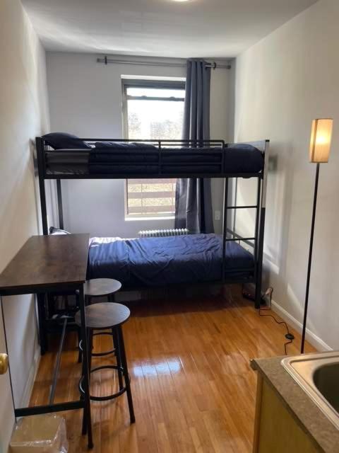 Chelsea Studio 5 - Shared Bathroom - 5th Floor Walk Up - 2